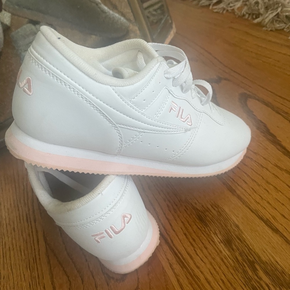 WOMANS FILA SNEAKERS LIGHTLY WORN